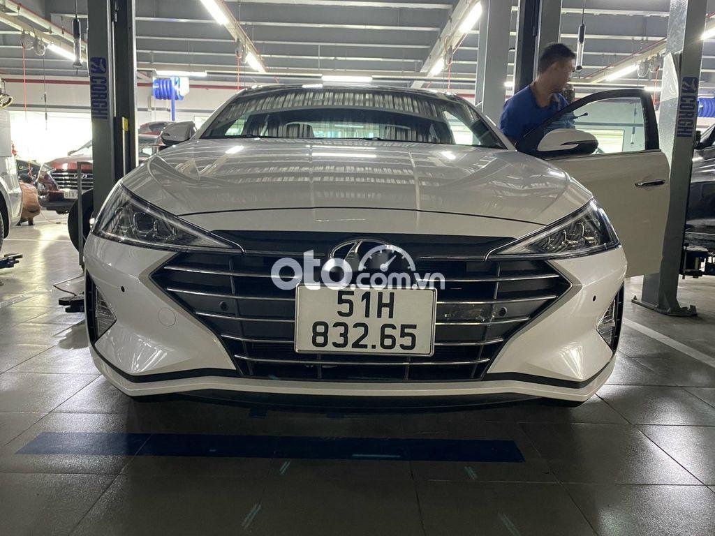 Hyundai Elantra  AT 2020 - Cần bán lại xe Hyundai Elantra AT năm 2020, màu trắng, nhập khẩu nguyên chiếc, giá chỉ 650 triệu