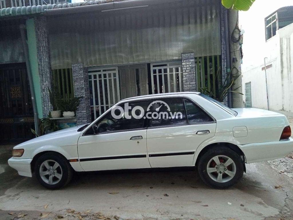 Nissan Bluebird 1998 - Cần bán xe Nissan Bluebird năm sản xuất 1998, màu trắng, xe nhập