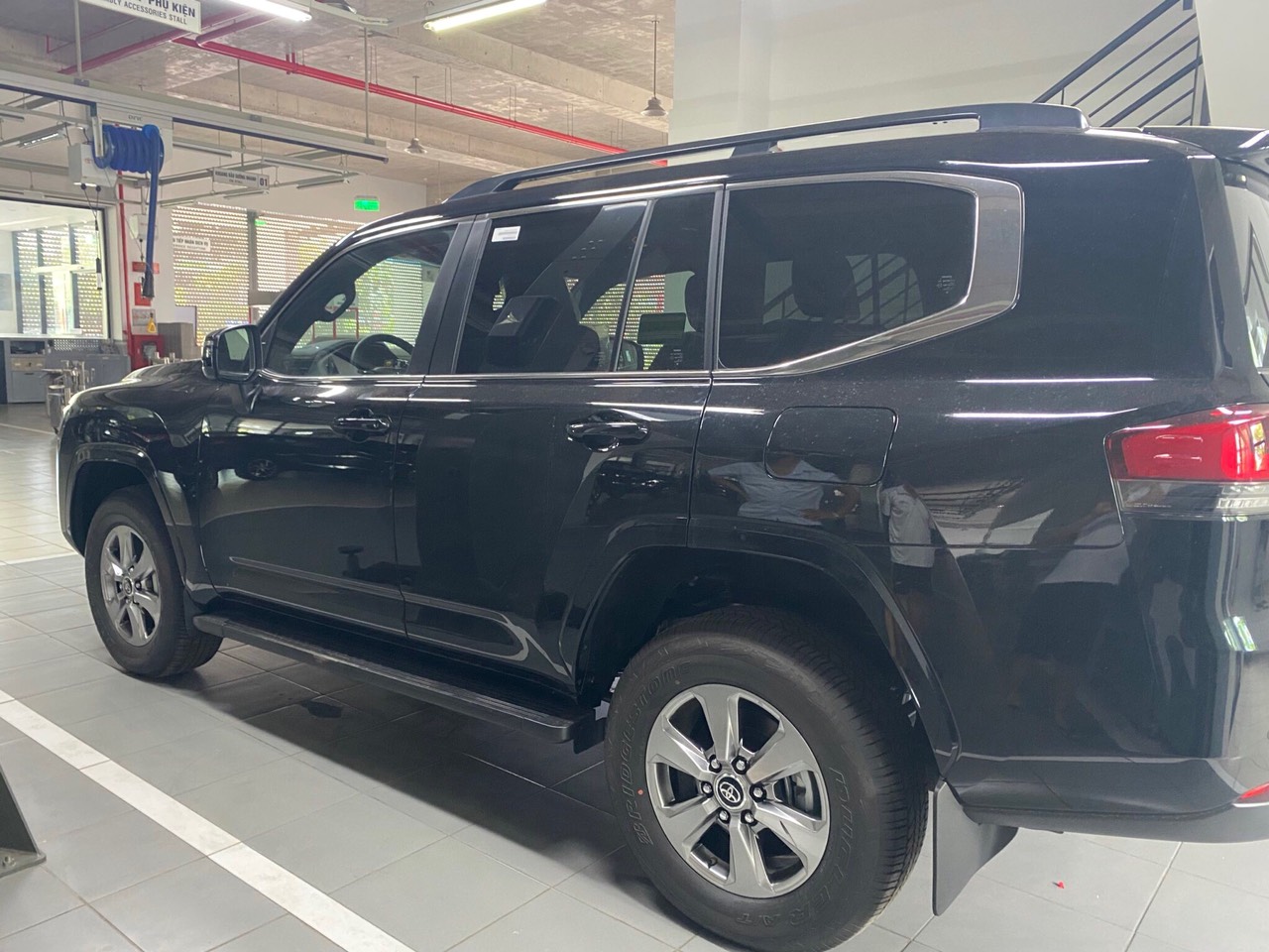 Toyota Land Cruiser LC300 2022 - Bán Toyota Landcruiser LC300 màu đen xe 2022 nhập mới 100%, bản full có camera 360 hát kính