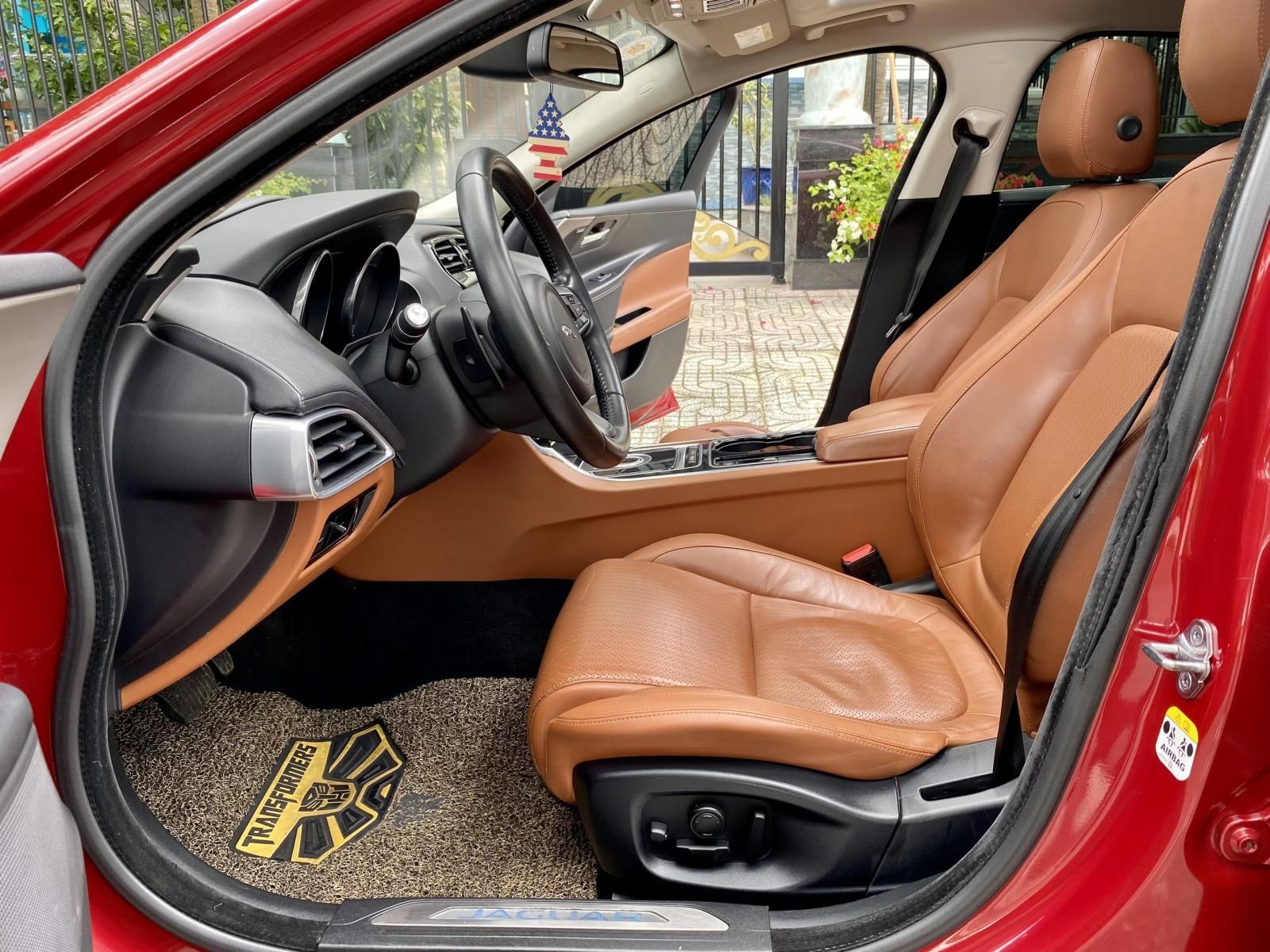 Jaguar 2.0 2015 - Bán Jaguar XE năm sản xuất 2015 đăng ký 2016 được trang bị full option, nội thất cao cấp nguyên bản
