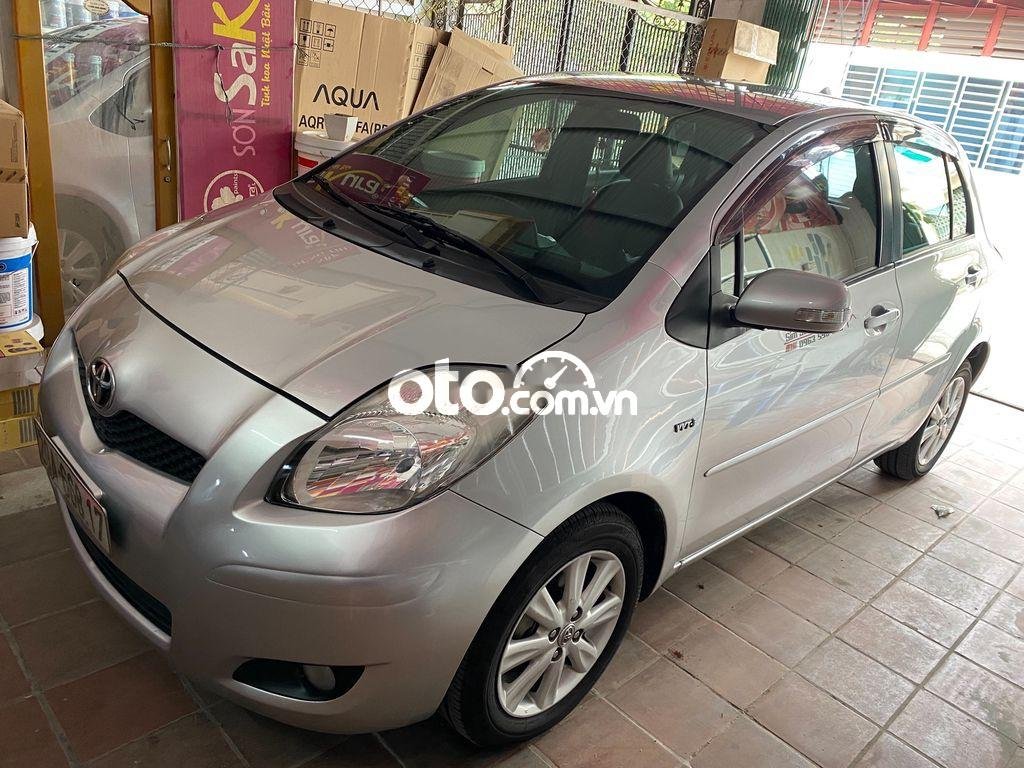 Toyota Yaris 2012 - Cần bán lại xe Toyota Yaris E 1.3 AT năm sản xuất 2012, màu bạc, xe nhập