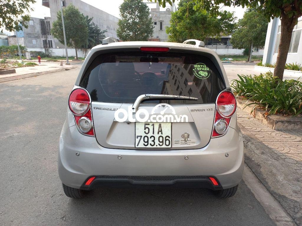 Chevrolet Spark LTZ 2014 - Cần bán gấp Chevrolet Spark LTZ sản xuất 2014, màu bạc