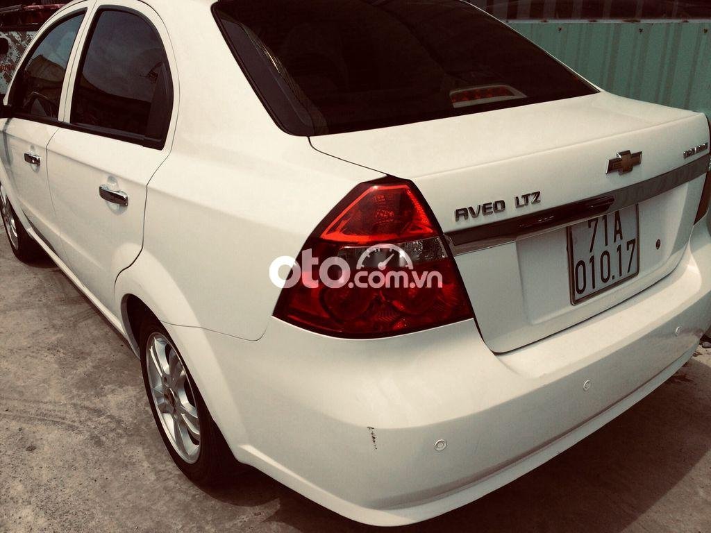 Chevrolet Aveo  LTZ  2013 - Cần bán gấp Chevrolet Aveo LTZ sản xuất 2013, màu trắng xe gia đình