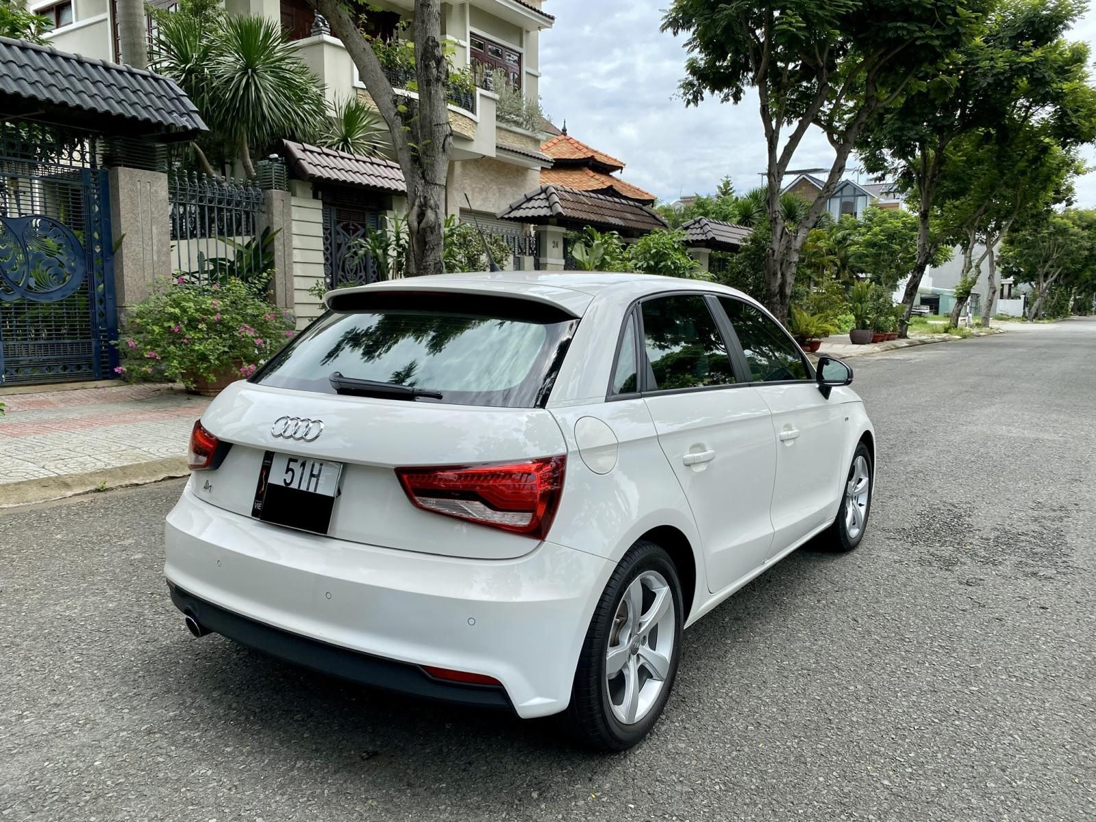 Audi A1 2015 - Bán xe Audi A1 bản S-line năm 2015, siêu lướt 21.000km nội thất đen zin nguyên bản, option miên man