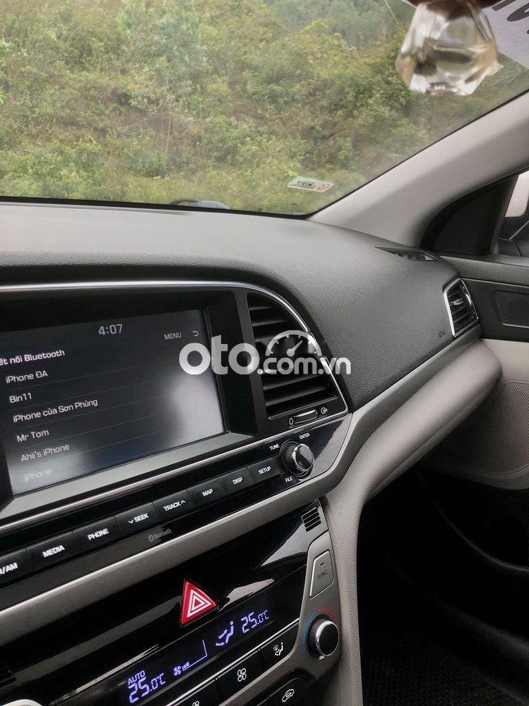 Hyundai Elantra AT 2017 - Bán xe Hyundai Elantra AT sản xuất năm 2017, màu trắng