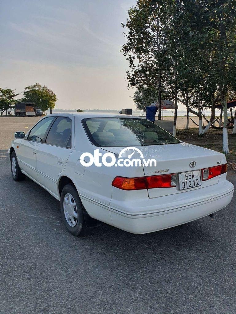 Toyota Camry   GLi  2001 - Cần bán xe Toyota Camry GLi sản xuất năm 2001, màu trắng  