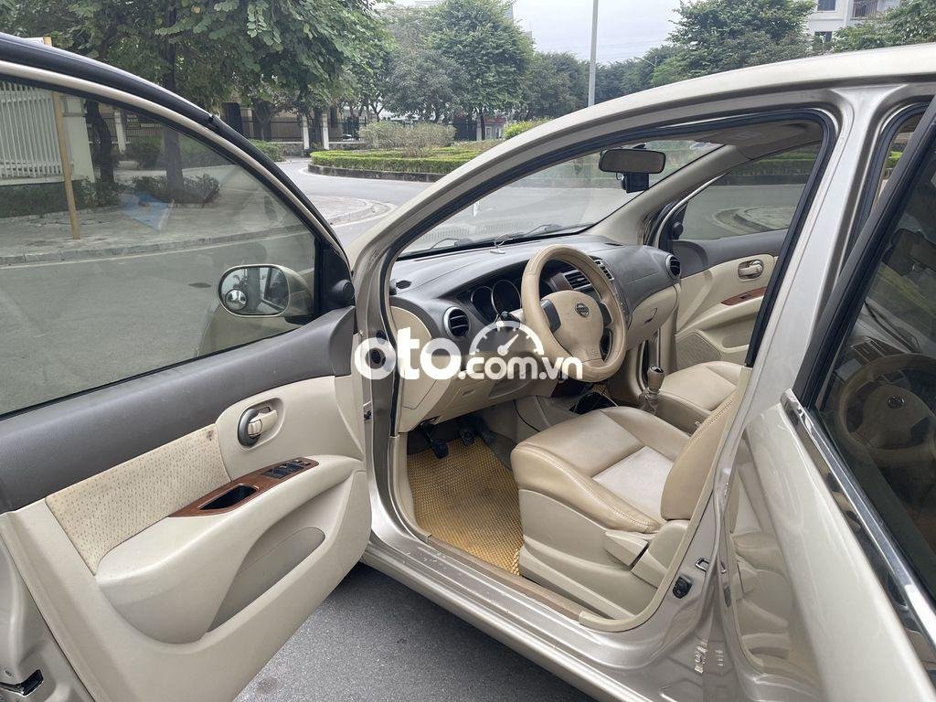 Nissan Grand livina 2012 - Bán Nissan Grand livina 1.8MT sản xuất năm 2012, màu vàng