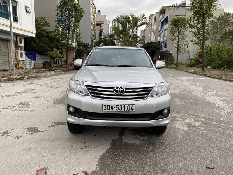 Toyota Fortuner V  2015 - Bán Toyota Fortuner V sản xuất năm 2015, màu bạc chính chủ