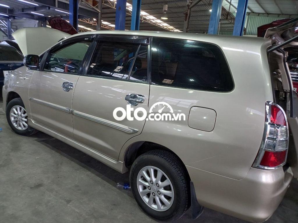 Toyota Innova  G   2013 - Bán xe Toyota Innova G năm 2013, màu bạc