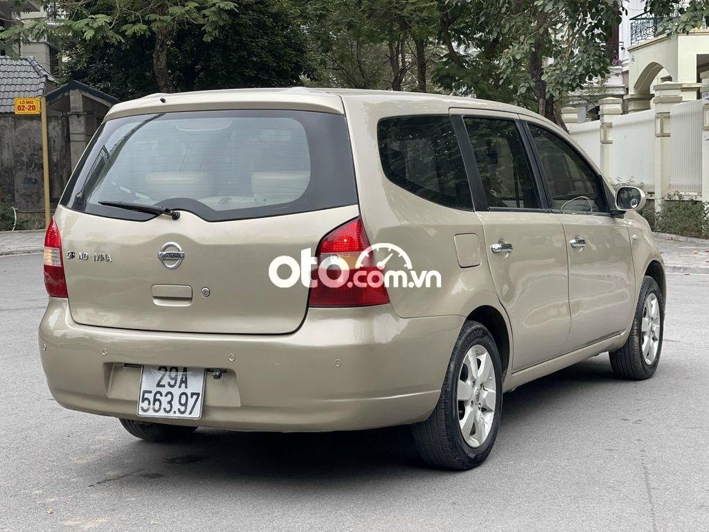 Nissan Grand livina 2012 - Bán Nissan Grand livina 1.8MT sản xuất năm 2012, màu vàng