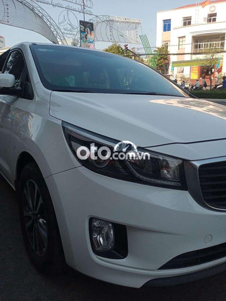 Kia Sedona 2.2 DATH 2017 - Cần bán xe Kia Sedona 2.2 DATH sản xuất 2017, màu trắng, giá chỉ 720 triệu