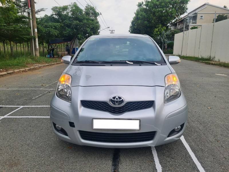 Toyota Yaris   2011 - Bán Toyota Yaris năm sản xuất 2011, màu bạc, nhập khẩu, 320tr