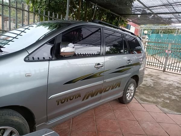 Toyota Innova 2013 - Cần bán Toyota Innova 2.0G sản xuất năm 2013, màu bạc số tự động