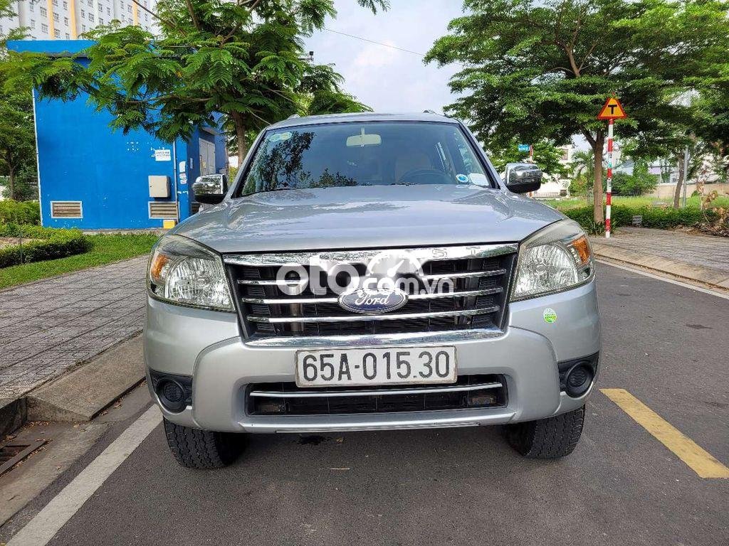 Ford Everest    2011 - Cần bán gấp Ford Everest năm 2011, màu bạc, xe nhập giá cạnh tranh