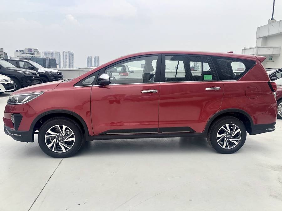 Toyota Innova  V  2022 - Bán ô tô Toyota Innova V sản xuất năm 2022, màu đỏ, giá chỉ 989 triệu