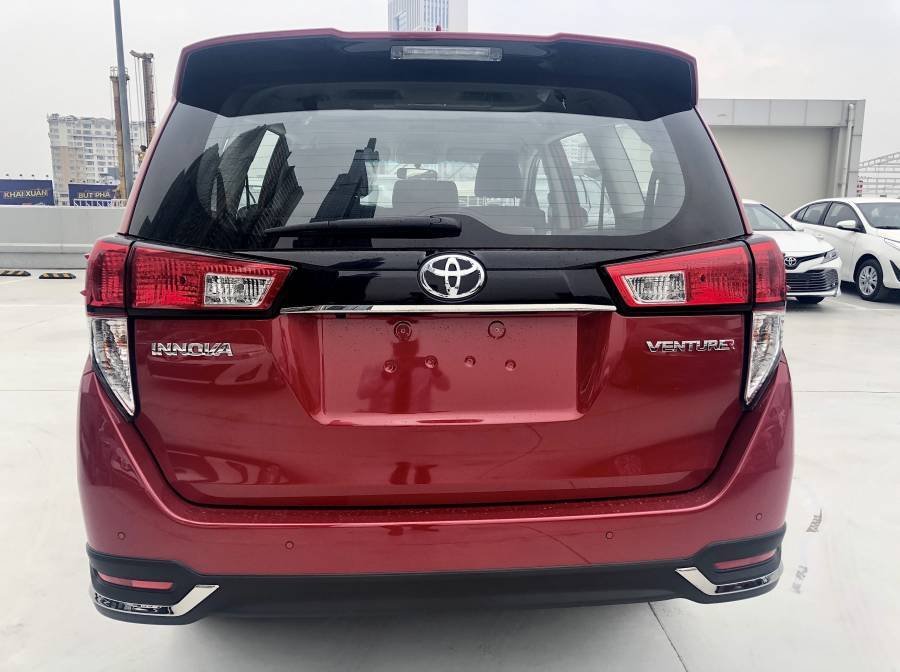 Toyota Innova  V  2022 - Bán ô tô Toyota Innova V sản xuất năm 2022, màu đỏ, giá chỉ 989 triệu