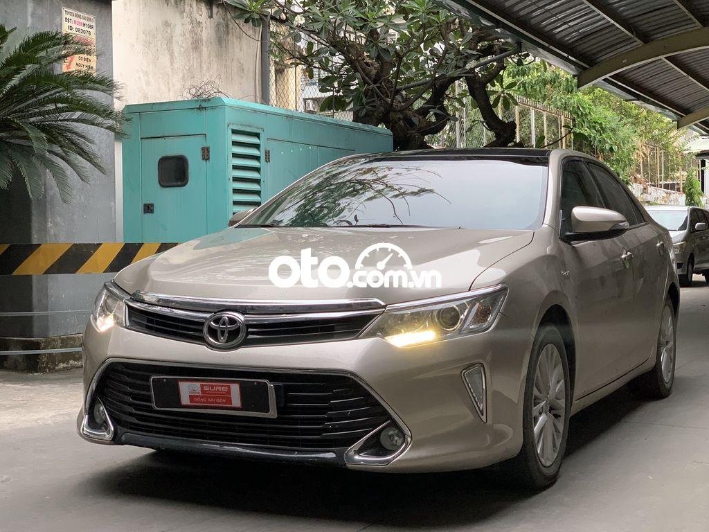 Toyota Camry 2017 - Bán Toyota Camry 2.0E năm 2017, màu vàng xe gia đình, 740tr