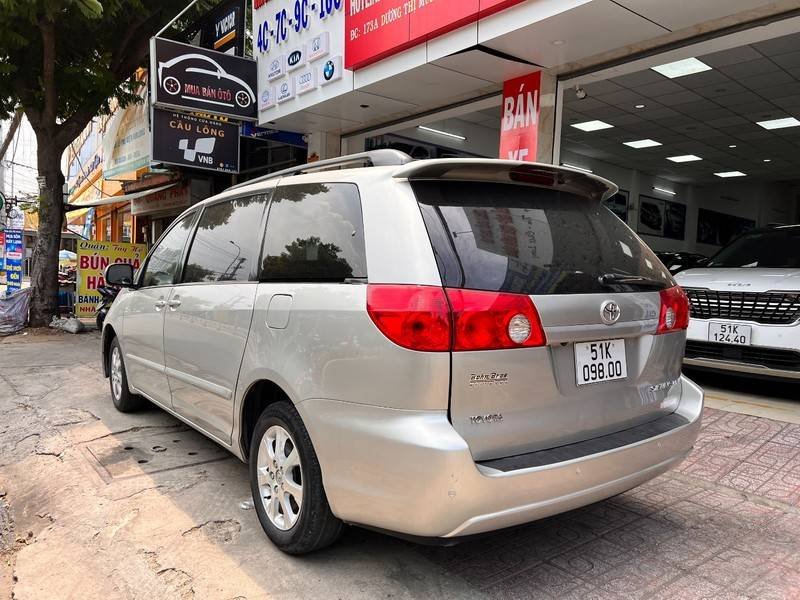 Toyota Sienna LE 2005 - Cần bán gấp Toyota Sienna LE năm sản xuất 2005, màu bạc, xe nhập, 435 triệu