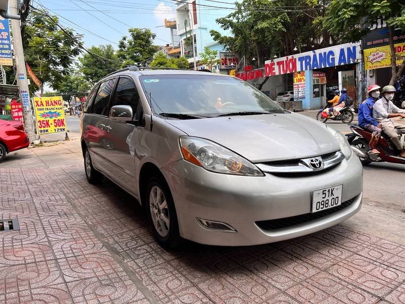 Toyota Sienna LE 2005 - Cần bán gấp Toyota Sienna LE năm sản xuất 2005, màu bạc, xe nhập, 435 triệu