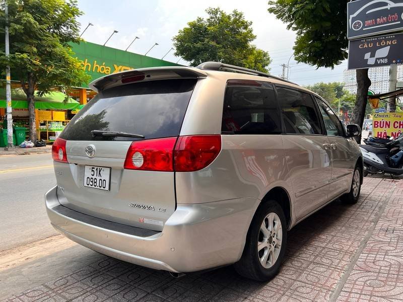 Toyota Sienna LE 2005 - Cần bán gấp Toyota Sienna LE năm sản xuất 2005, màu bạc, xe nhập, 435 triệu