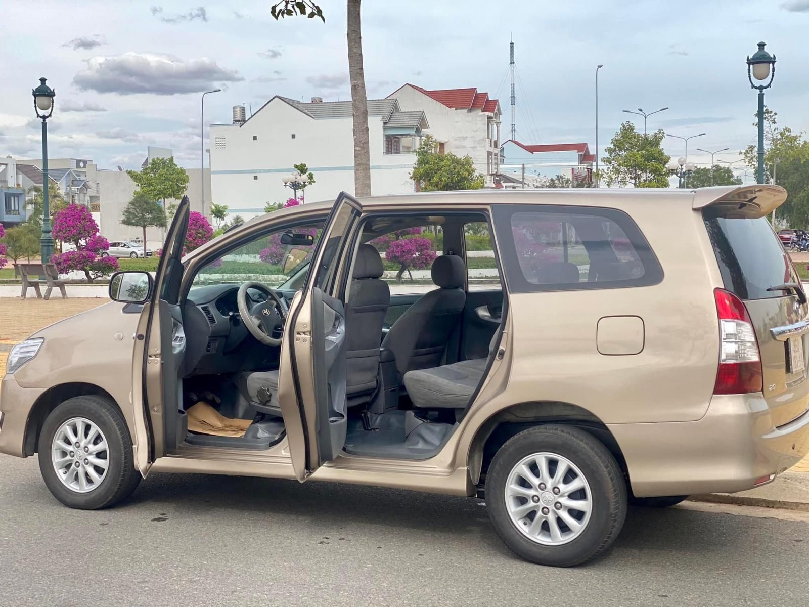 Toyota Innova E  2013 - Bán ô tô Toyota Innova E sản xuất 2013, màu vàng số sàn