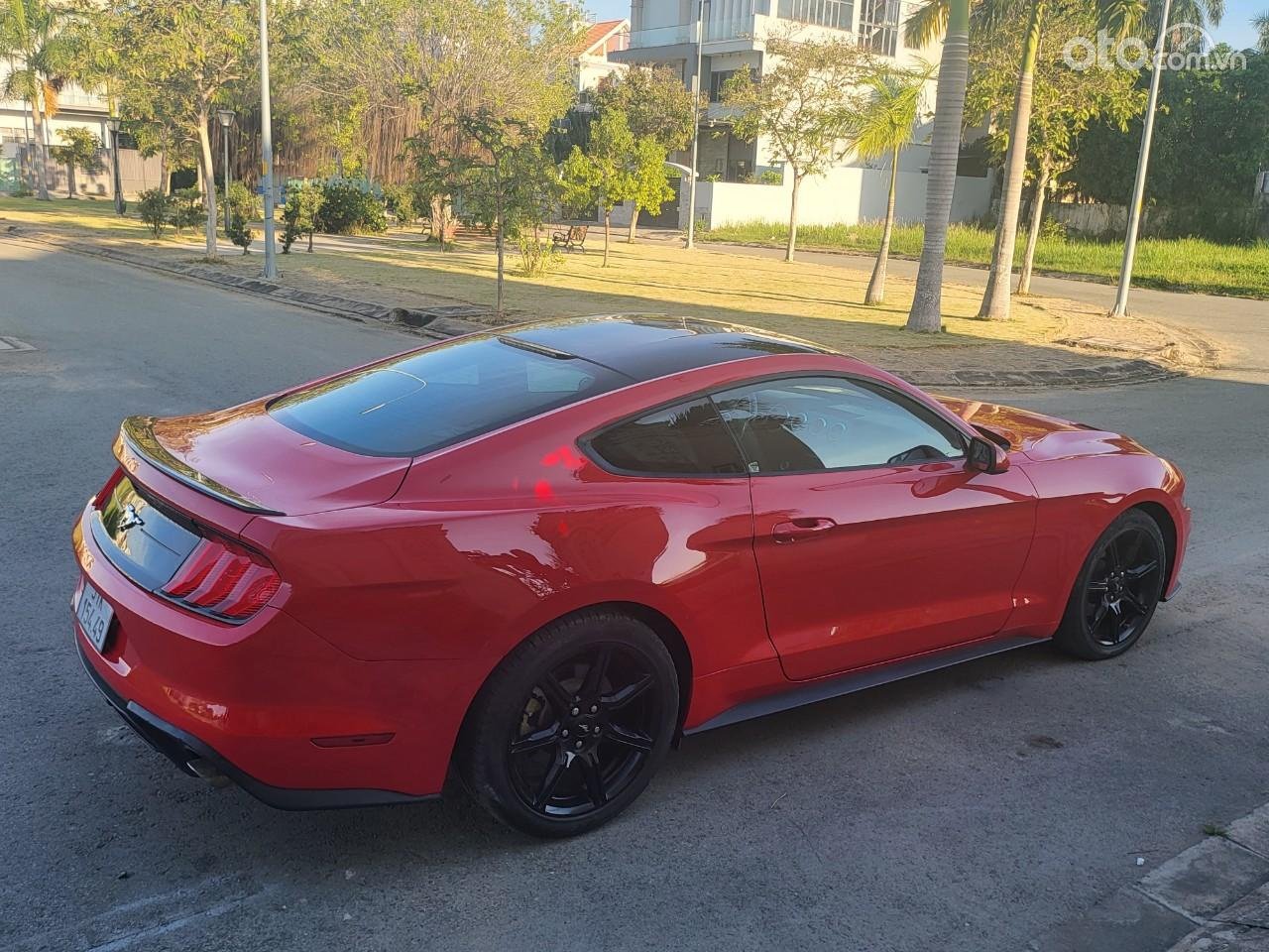 Ford Mustang 2018 - Cá nhân bán xe Ford Mustang EcoBoost sản xuất 2018 màu đỏ, nhập Mỹ, chủ ít đi mới 95% + giấy tờ đầy đủ