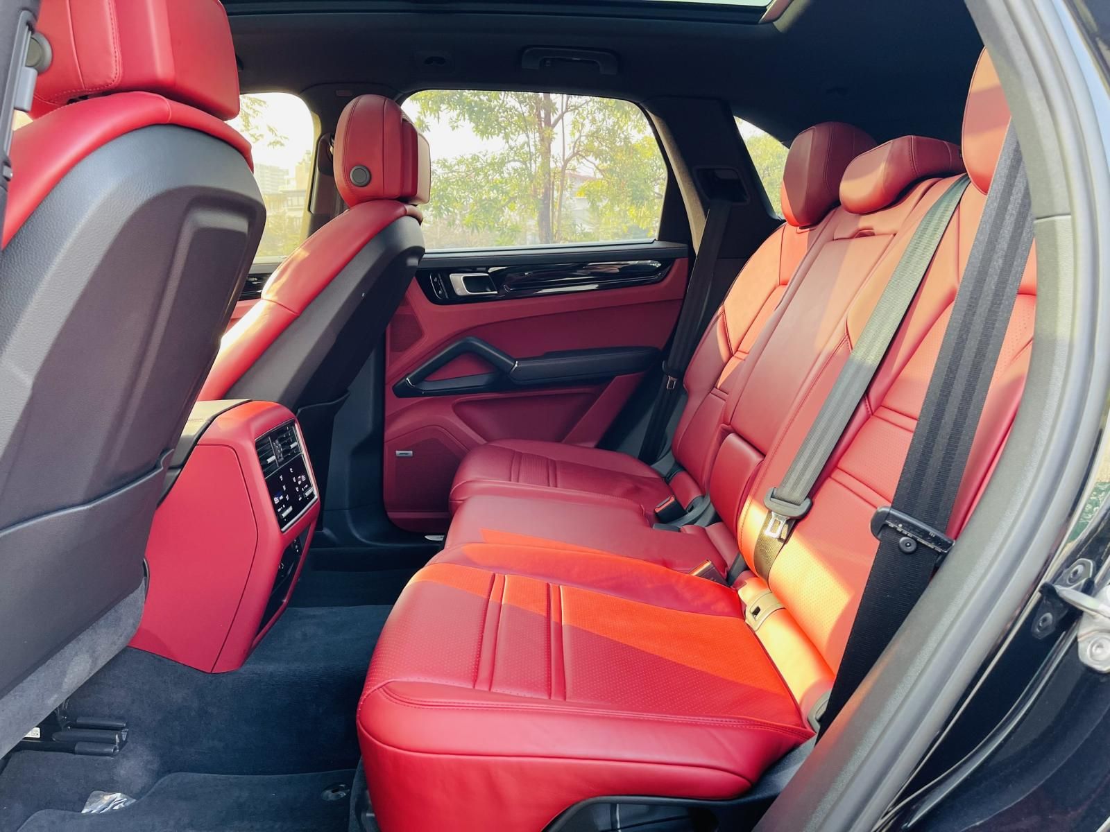 Porsche Cayenne 2019 - Gidluxuries - Full option đen ánh kim nội thất đỏ, cam kết chất lượng bằng văn bản