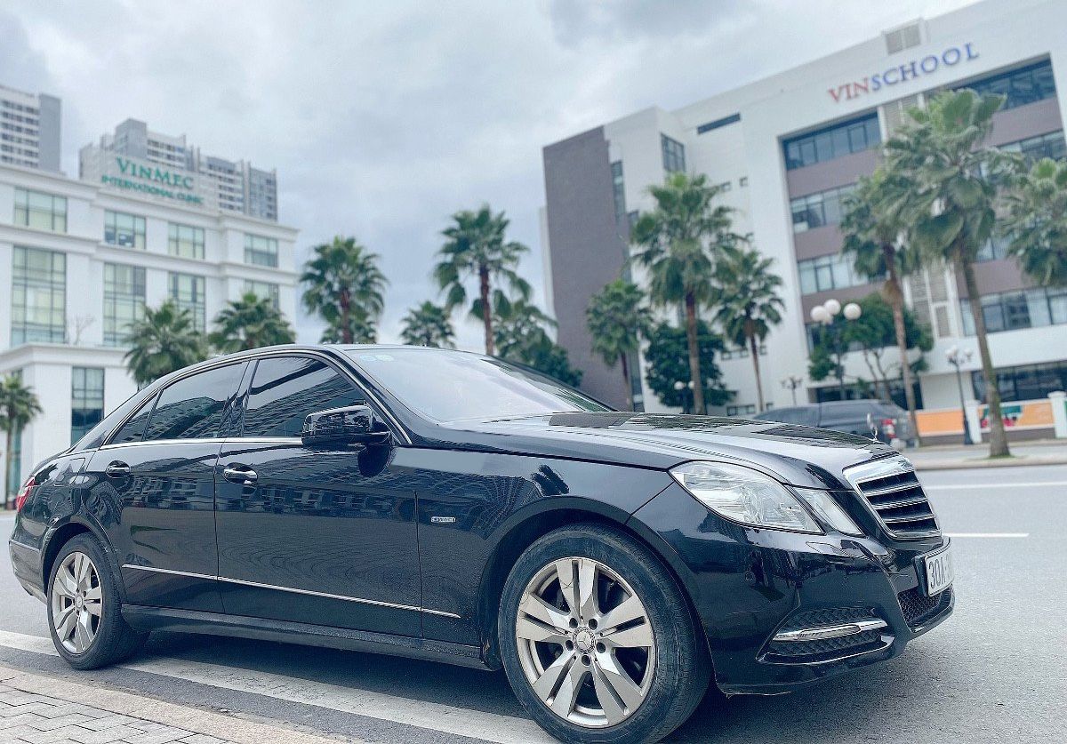 Mercedes-Benz E250 2011 - Cần bán lại xe Mercedes E250 năm 2011, màu đen chính chủ, giá tốt 