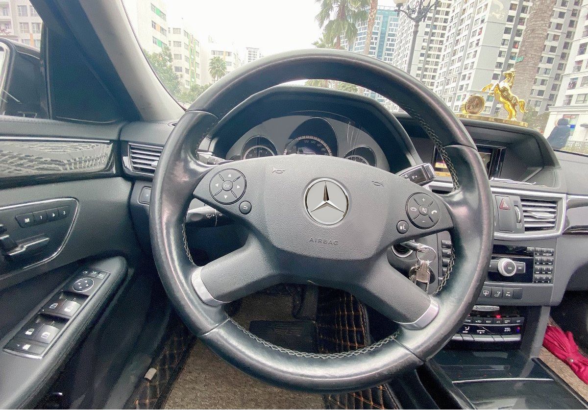 Mercedes-Benz E250 2011 - Cần bán lại xe Mercedes E250 năm 2011, màu đen chính chủ, giá tốt 