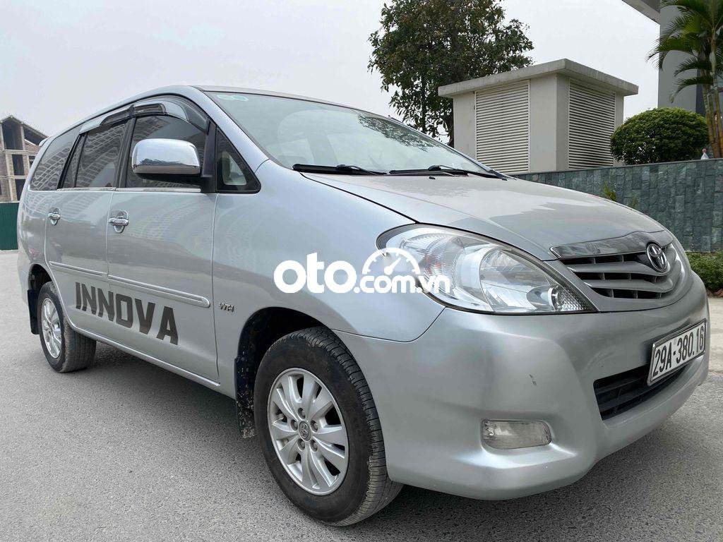 Toyota Innova 2012 - Cần bán gấp Toyota Innova 2.0G sản xuất 2012, màu bạc, giá 268tr