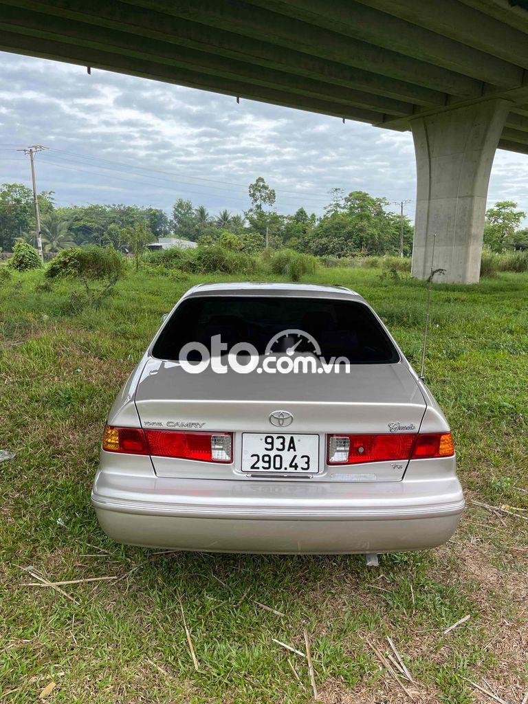 Toyota Camry 2001 - Bán Toyota Camry năm sản xuất 2001, màu bạc, nhập khẩu nguyên chiếc