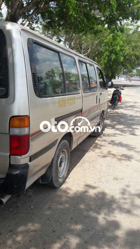 Toyota Hiace     2003 - Bán Toyota Hiace năm sản xuất 2003, màu bạc, nhập khẩu 