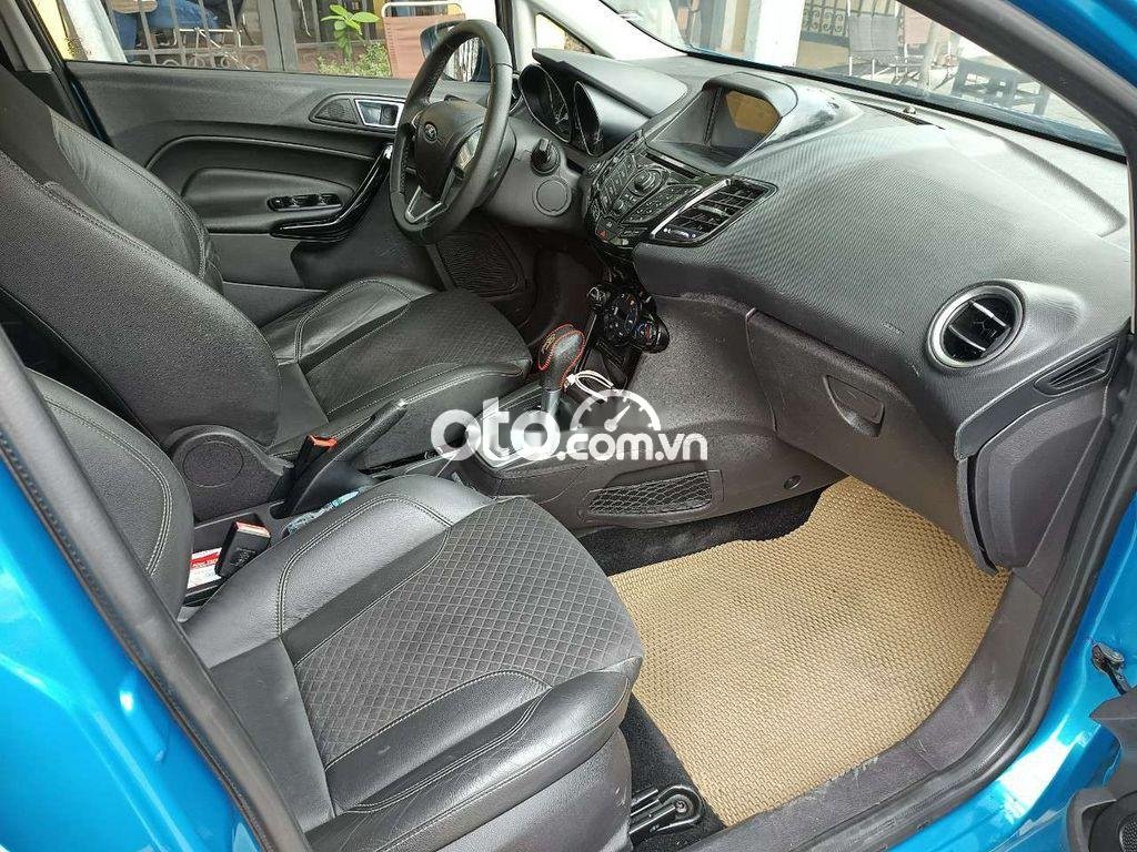 Ford Fiesta 2016 - Bán xe Ford Fiesta năm sản xuất 2016, màu xanh lam chính chủ, giá 368tr