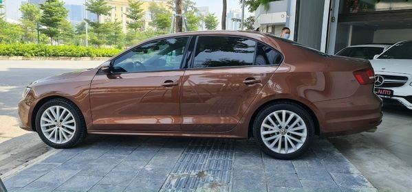 Volkswagen Jetta 1.4L 2016 - Bán Volkswagen Jetta 1.4L sản xuất năm 2016, màu nâu, xe nhập, giá tốt