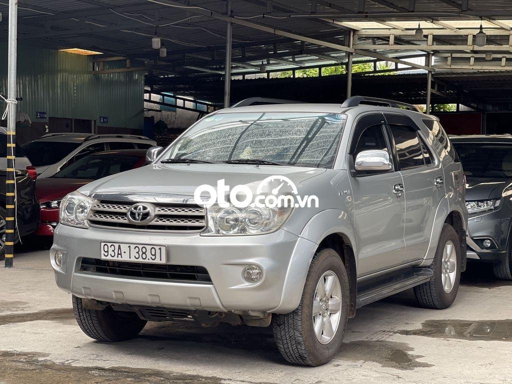 Toyota Fortuner 2010 - Xe Toyota Fortuner 2.7V AT sản xuất 2010, màu bạc xe gia đình