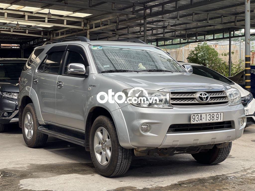 Toyota Fortuner 2010 - Xe Toyota Fortuner 2.7V AT sản xuất 2010, màu bạc xe gia đình