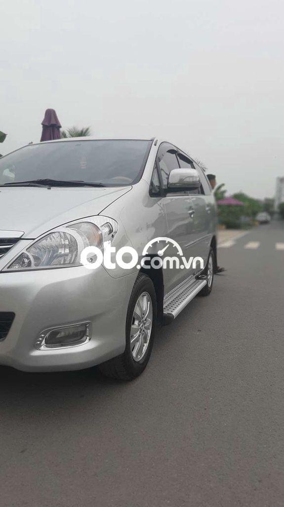 Toyota Innova 2011 - Cần bán xe Toyota Innova 2.0 V năm sản xuất 2011, màu bạc