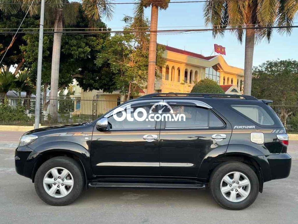 Toyota Fortuner 2011 - Xe Toyota Fortuner 2.5G 4x2MT sản xuất 2011, màu đen còn mới, 495tr