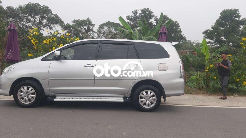 Toyota Innova 2011 - Cần bán xe Toyota Innova 2.0 V năm sản xuất 2011, màu bạc