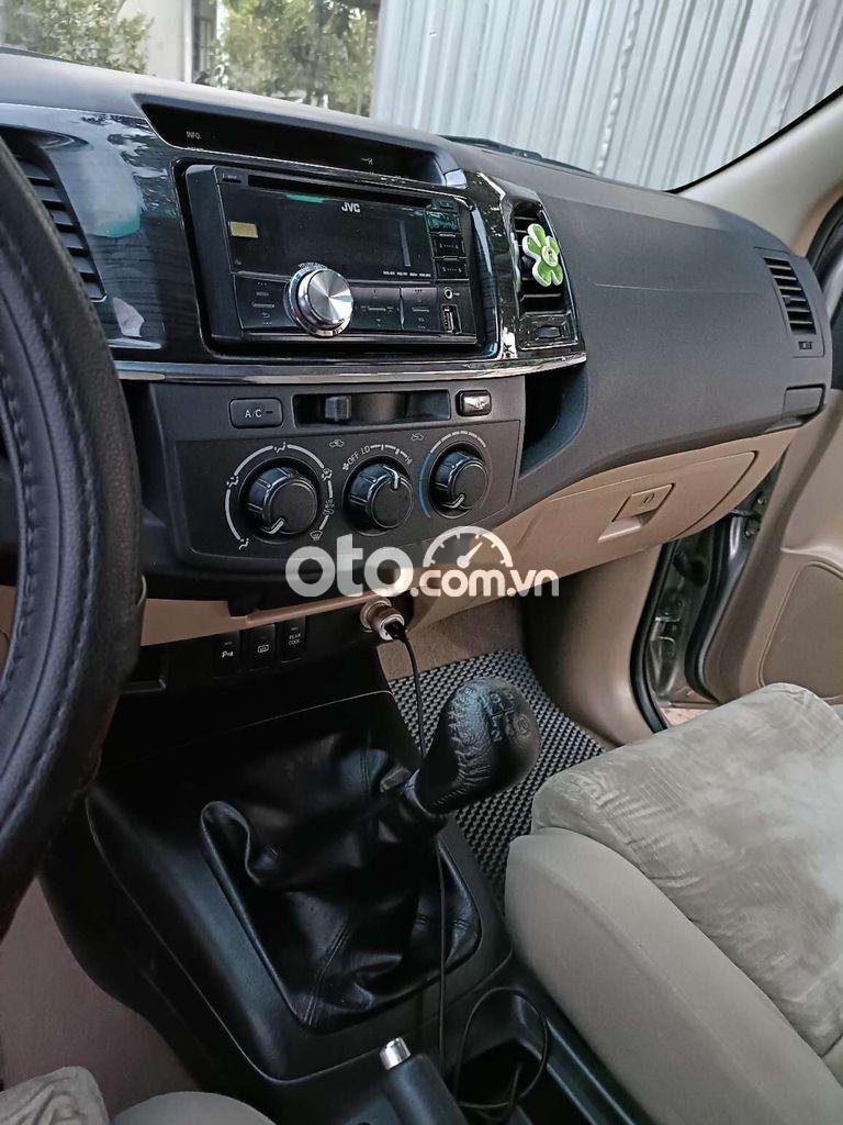 Toyota Fortuner 2014 - Bán xe Toyota Fortuner 2.5G 4x2MT sản xuất năm 2014, màu bạc ít sử dụng