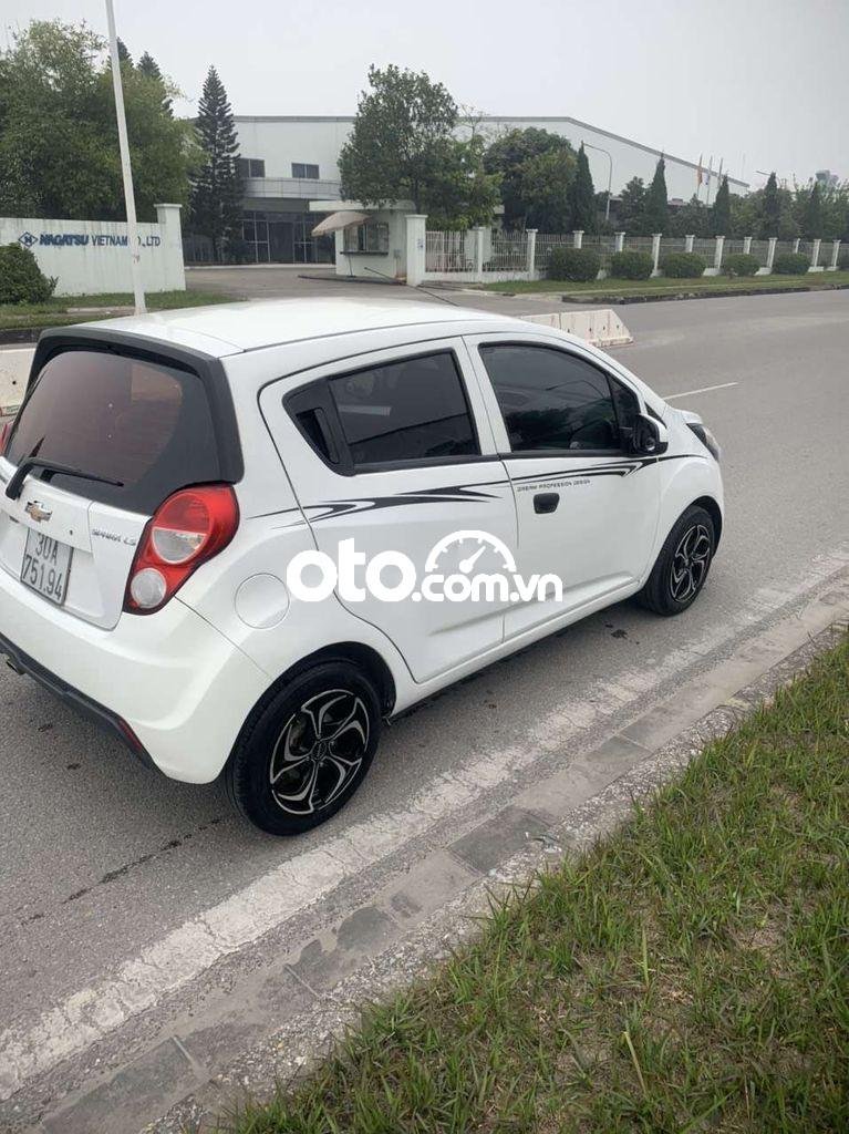 Chevrolet Spark LT 2015 - Bán Chevrolet Spark LT năm sản xuất 2015, màu trắng xe gia đình