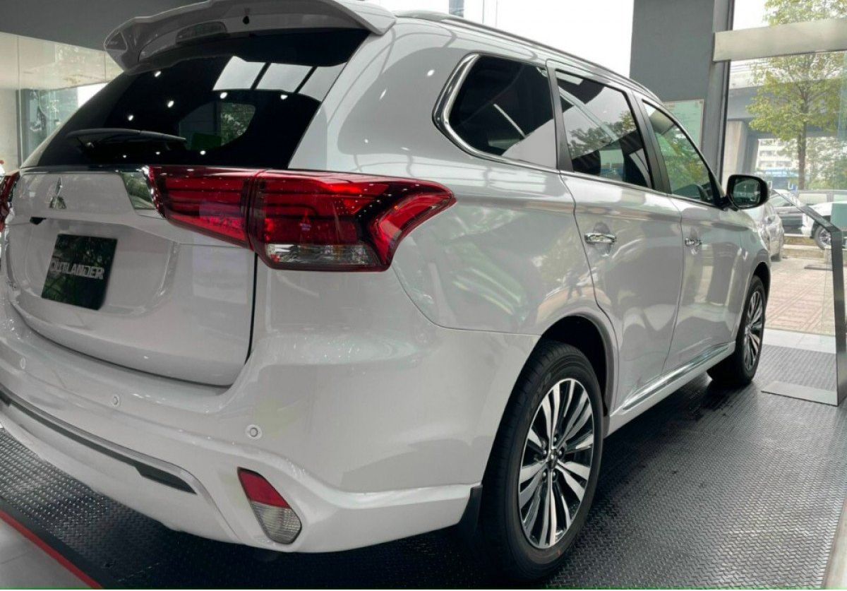 Mitsubishi Outlander 2022 - Bán Mitsubishi Outlander 2.0 CVT Premium sản xuất 2022, màu trắng