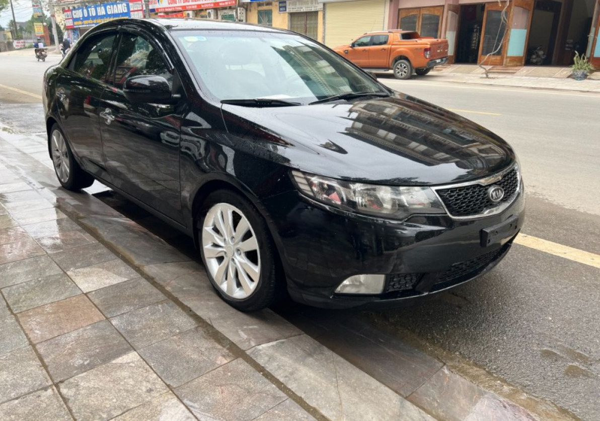 Kia Forte   1.6 MT  2012 - Cần bán lại xe Kia Forte 1.6 MT năm sản xuất 2012, màu đen số sàn, giá tốt