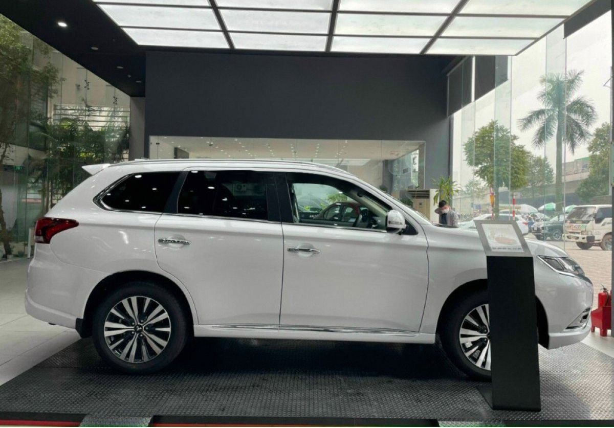 Mitsubishi Outlander 2022 - Bán Mitsubishi Outlander 2.0 CVT Premium sản xuất 2022, màu trắng