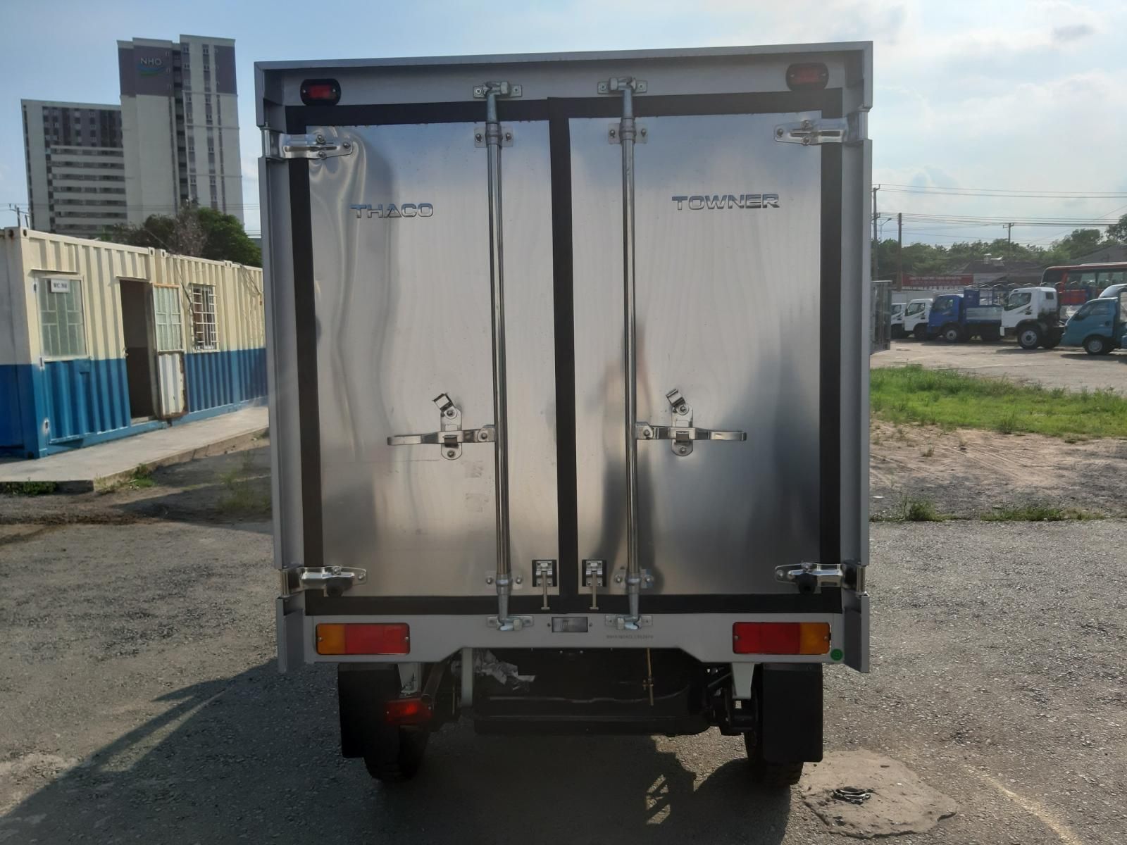 Thaco TOWNER 2022 - [Thaco Quảng Bình] Bán xe tải 800kg, trả trước 80tr lấy xe, có sẵn giao ngay