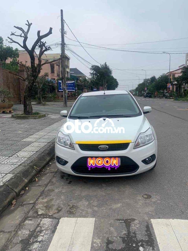 Ford Focus 2012 - Bán xe Ford Focus 1.8L năm 2012, màu trắng 