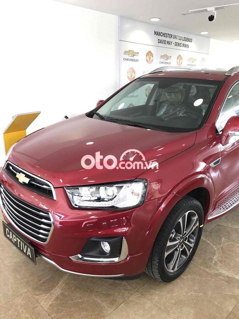 Chevrolet Captiva   2017 - Bán xe Chevrolet Captiva Revv sản xuất năm 2017, màu đỏ