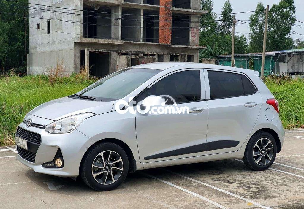 Hyundai Grand i10  1.2 AT   2017 - Bán Hyundai Grand i10 1.2 AT sản xuất 2017, màu bạc, giá 339tr