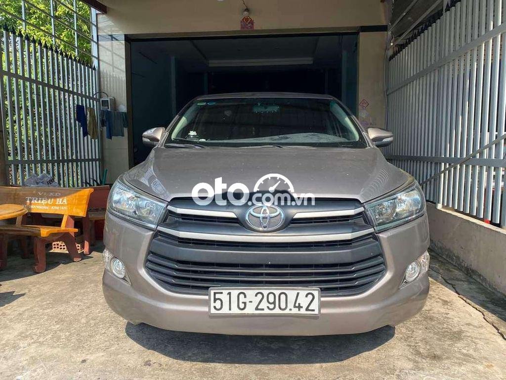 Toyota Innova 2017 - Bán ô tô Toyota Innova 2.0E sản xuất 2017, màu xám số sàn