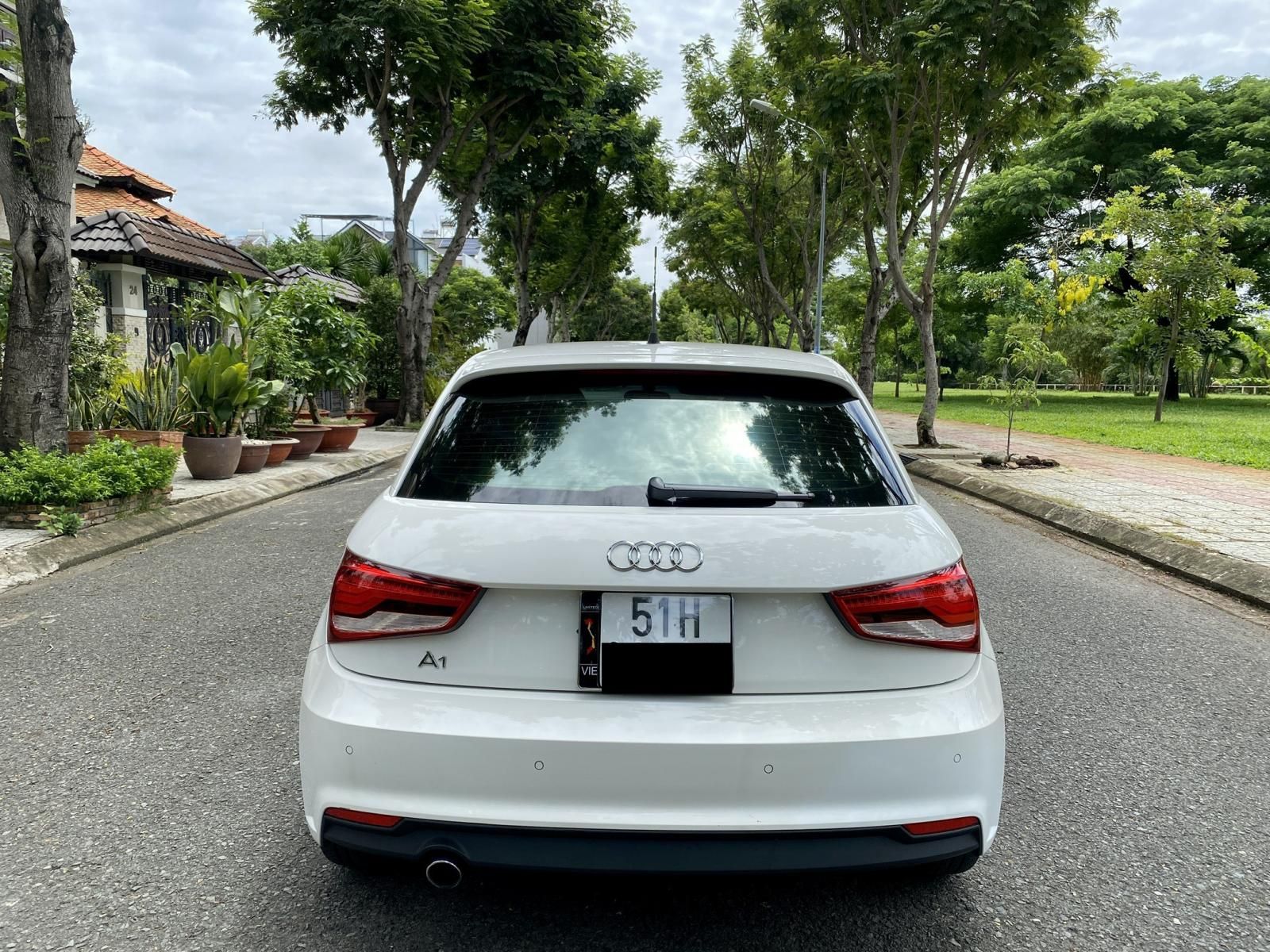 Audi A1 2015 - Bán xe Audi A1 bản S-line năm 2015, siêu lướt 21.000km nội thất đen zin nguyên bản, option miên man